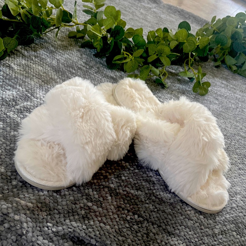 Women’s White Furry Slippers